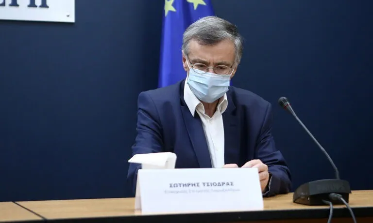 Τσιόδρας:  «Ανοιχτό το ενδεχόμενο οι εμβολιασμένοι να μην φορούν μάσκες»