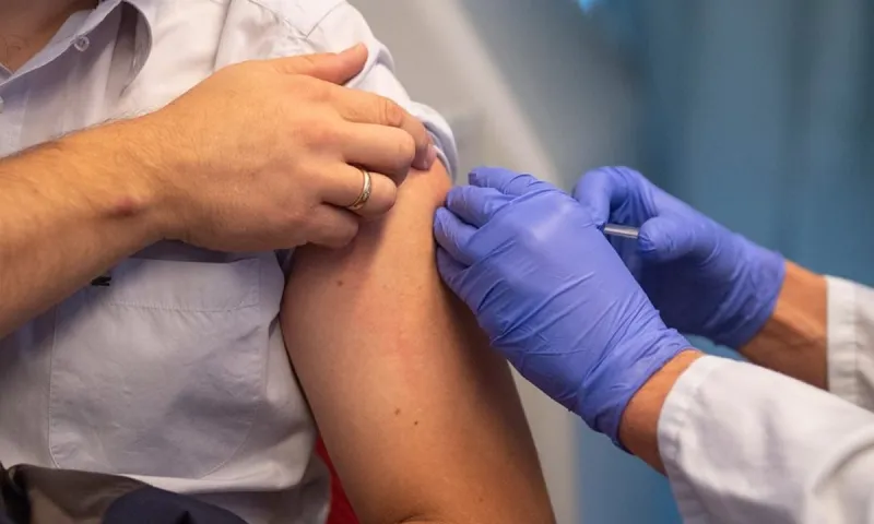 Εμβόλιο: Τρία εκατομμύρια άτομα εμβολιάζονται - Ανοίγει η πλατφόρμα για ηλικίες 30-49