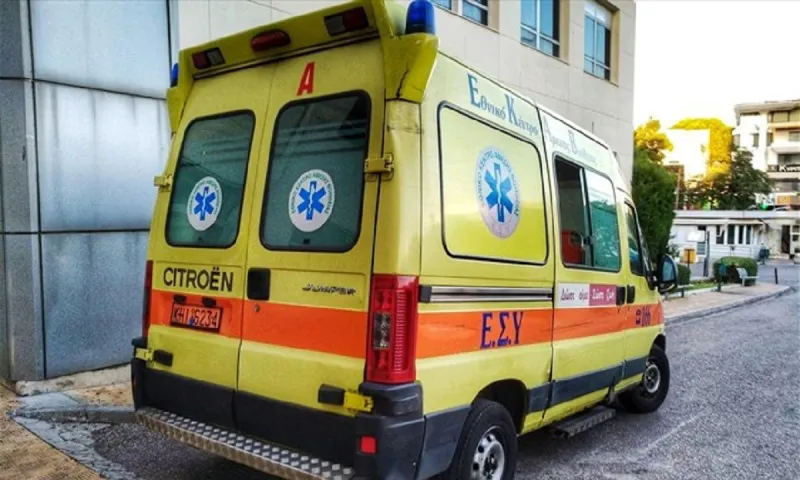 Πάτρα - Απίστευτο: Έπαιξαν μπουνιές στη μέση του δρόμου για μία... προσπέραση (vid)