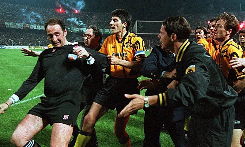 29/4/1995: Η ενέδρα που δέχθηκε ο Φίλιππος Μπάκας και το εσώρουχο της... Μπριζίτ Μπαρντό (vid)