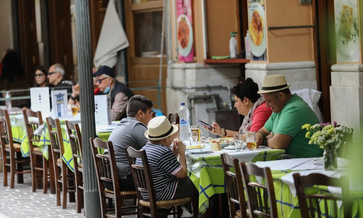 Εστίαση: Ποτό και φαγητό χωρίς... μουσική - Τι ώρα θα κλείνουν τα μαγαζιά και τι SMS στέλνουμε