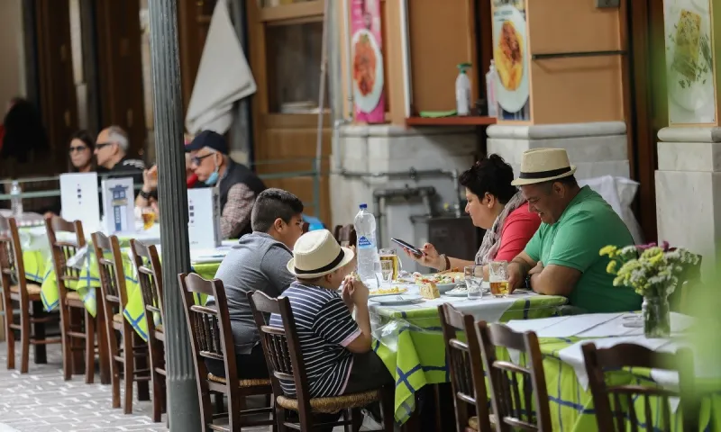 Εστίαση: Ποτό και φαγητό χωρίς... μουσική - Τι ώρα θα κλείνουν τα μαγαζιά και τι SMS στέλνουμε