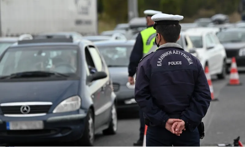 Έξοδος Πάσχα: Ουρές σε διόδια και αεροδρόμια - 300 άτομα κατά μ.ο. υποχρεώνονται σε επιστροφή
