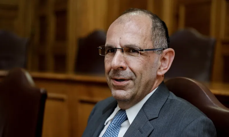 Σάλος στο Twitter από τις δηλώσεις Γεραπετρίτη για την «παιδαγωγική» σημασία των SMS