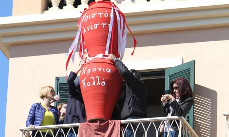 Πάσχα - Κέρκυρα: Έπεσαν και φέτος οι μπότηδες για να διώξουν το κακό (vid)
