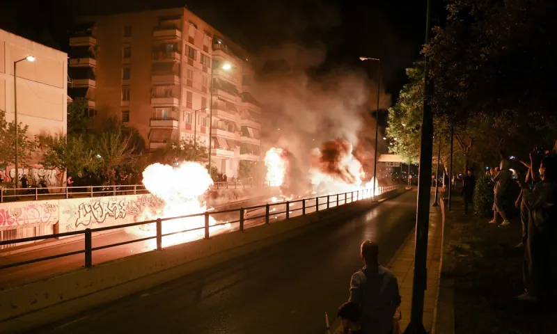 Νέος Κόσμος: Δεκάδες μολότοφ και βεγγαλικά μετά το «Χριστός Ανέστη» (vid)