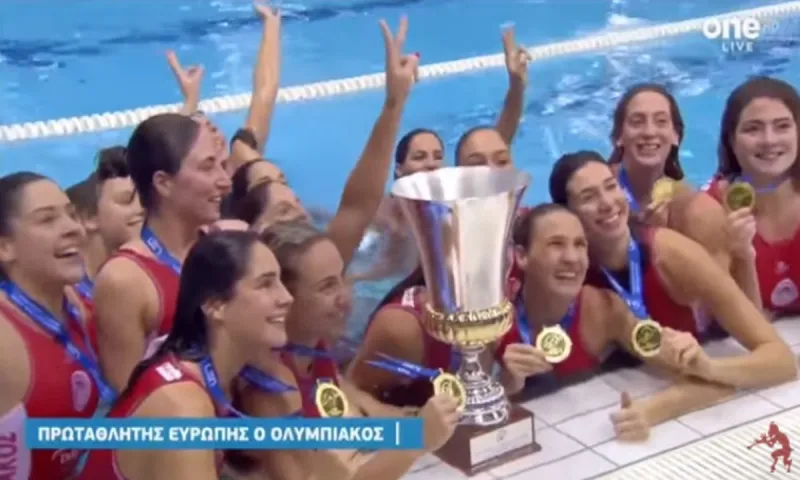 Ολυμπιακός: Η απονομή της Euroleague στις «βασίλισσες» του Πειραιά (vid)