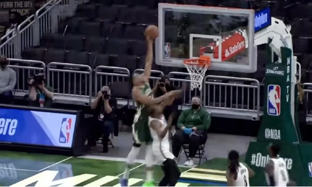 NBA: Στο Top-10 το τρομερό alley-oop κάρφωμα κάρφωμα του Γιάννη! (vid)