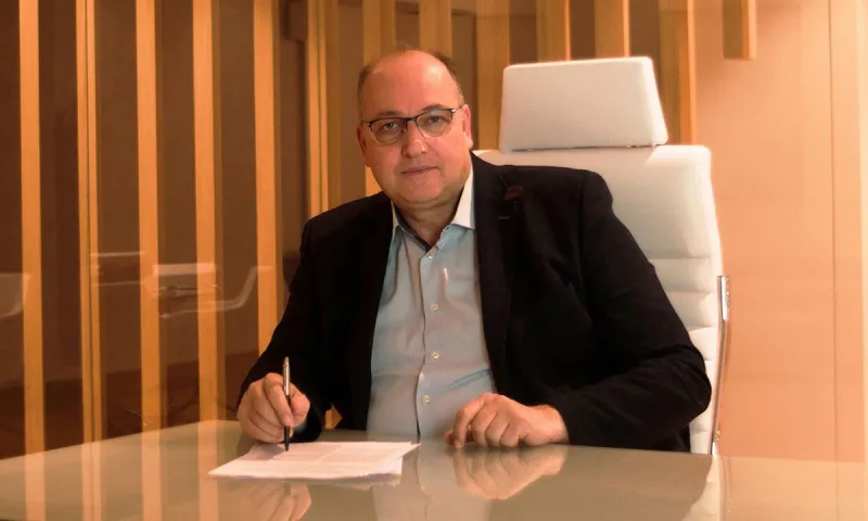 Λιόλιος: Είχε... Άγιο, πήρε φωτιά το αυτοκίνητό του (pic)