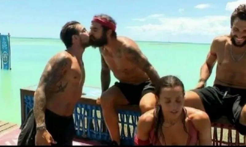 Survivor 4/5: Απίστευτο - Φιλήθηκαν στο στόμα Ηλίας και Τριαντάφυλλος (vid)