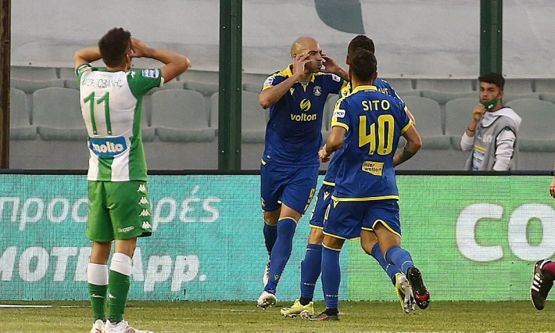 Ο Μπαράλες κάνει το 1-2 και στέλνει... φιλάκια στον Βέλεθ (vid)