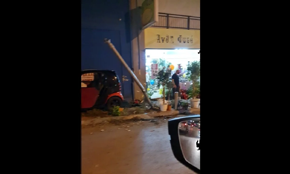 Έκτακτο: Smart έπεσε πάνω σε ανθοπωλείο στο Νέο Κόσμο (pic+vid)