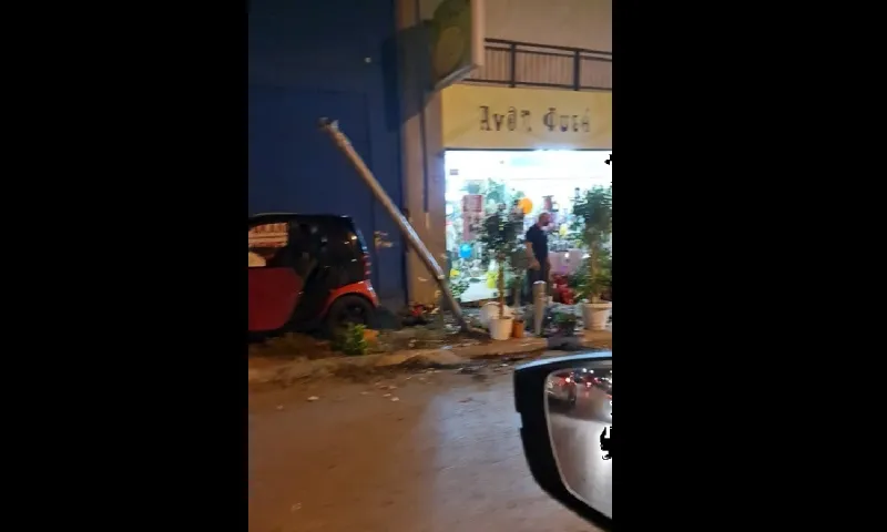 Έκτακτο: Smart έπεσε πάνω σε ανθοπωλείο στο Νέο Κόσμο (pic+vid)