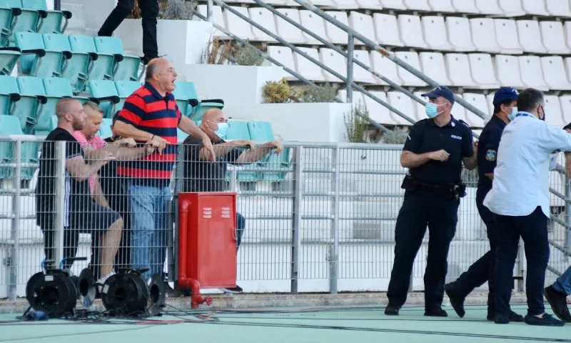 Βόλος - ΑΕΛ: Έξαλλος ο Μπέος - Επεισόδιο με άνθρωπο της ΑΕΛ!