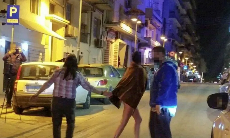 Θεσσαλονίκη: Τα... πέταξε όλα και βγήκε στο κέντρο της πόλης