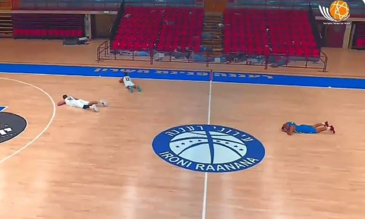 Ισραήλ: ΣΟΚ! Παίκτες πέφτουν στο παρκέ για να προστατευτούν από πύραυλο (vid)