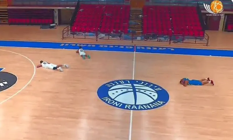 Ισραήλ: ΣΟΚ! Παίκτες πέφτουν στο παρκέ για να προστατευτούν από πύραυλο (vid)