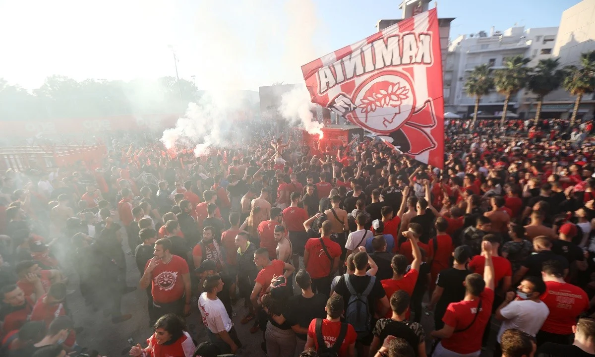 Ολυμπιακός: Κόσμος έξω από το Καραϊσκάκη – Έτοιμος για την δική του φιέστα (pics)