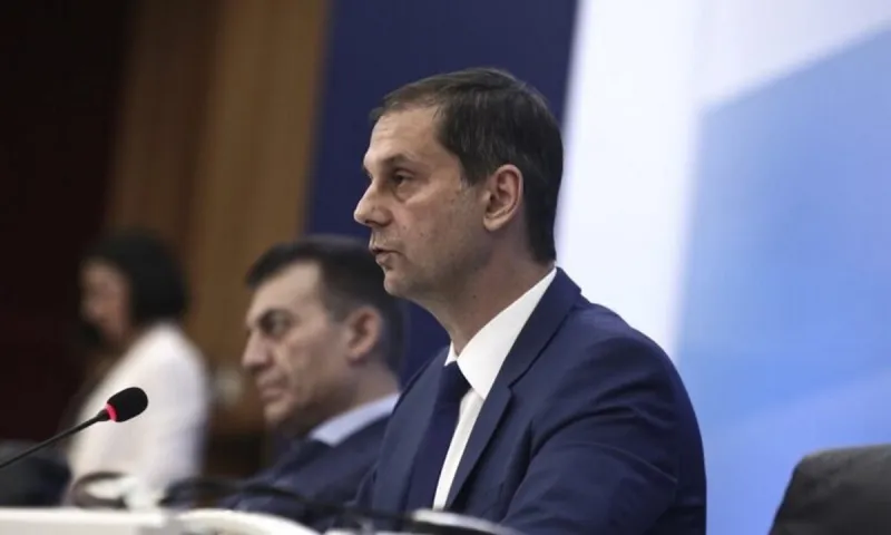 Θεοχάρης: Άγριο ράπισμα από δημοσιογράφο του BBC για εμβολιασμούς και τουρισμό
