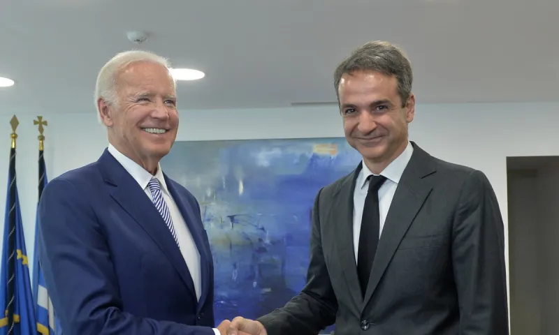 Μητσοτάκης - Μπάιντεν: Ποιος βγάζει περισσότερα;