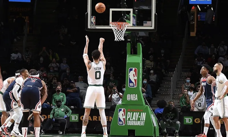 NBA Αποτελέσματα: Στα πλέι-οφ οι Σέλτικς, ελπίζουν ακόμα Γουίζαρντς και Πέισερς (vid)