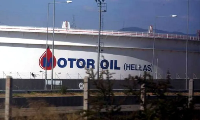 Motor Oil: Φωτιά στις εγκαταστάσεις - Φλόγες ορατές από την παλιά Εθνική Οδό