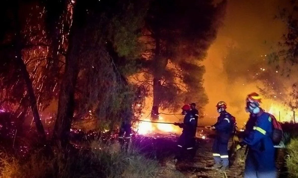 Σχίνος Κορινθίας: Μαίνεται η φωτιά - Εκκενώθηκαν έξι οικισμοί και δύο Μονές