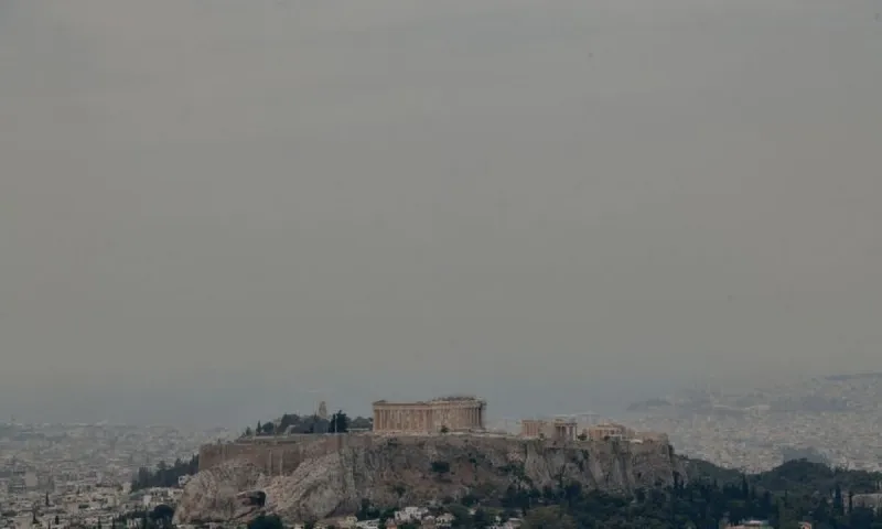Φωτιά στον Σχίνο Κορινθίας: Πνίγεται στους καπνούς η Αθήνα