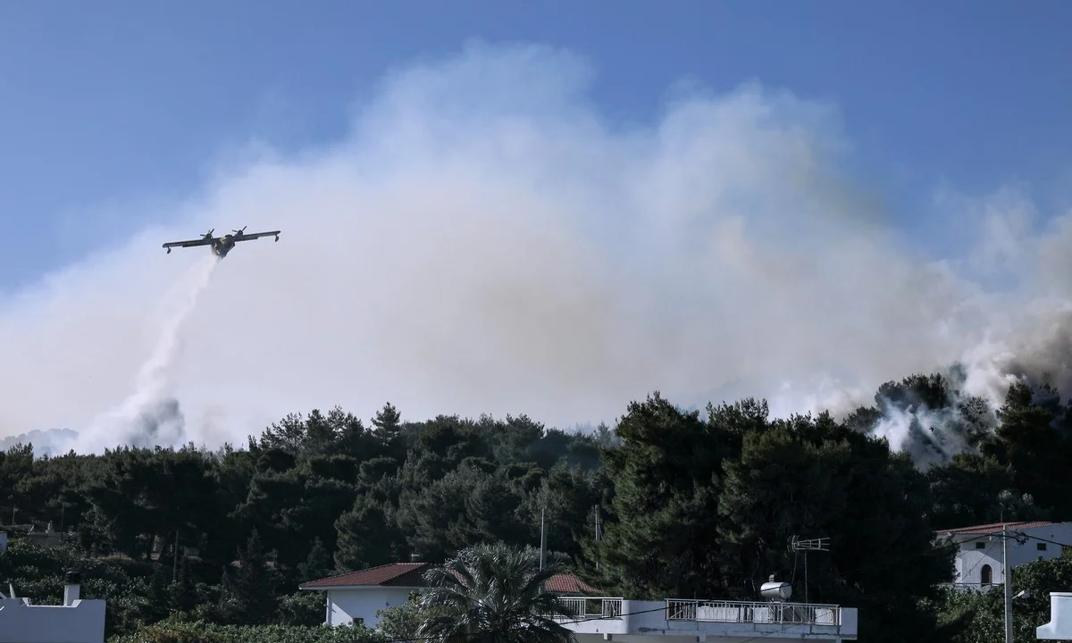 Παπαγιαννέικα: Νέα μεγάλη αναζωπύρωση – Απειλούνται σπίτια