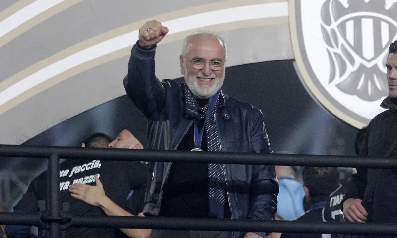 Σαββίδης σε παίκτες: «Κάντε αυτό που ξέρετε, έρχομαι και θέλω να με περιμένει ο Βιεϊρίνια με το Κύπελλο»