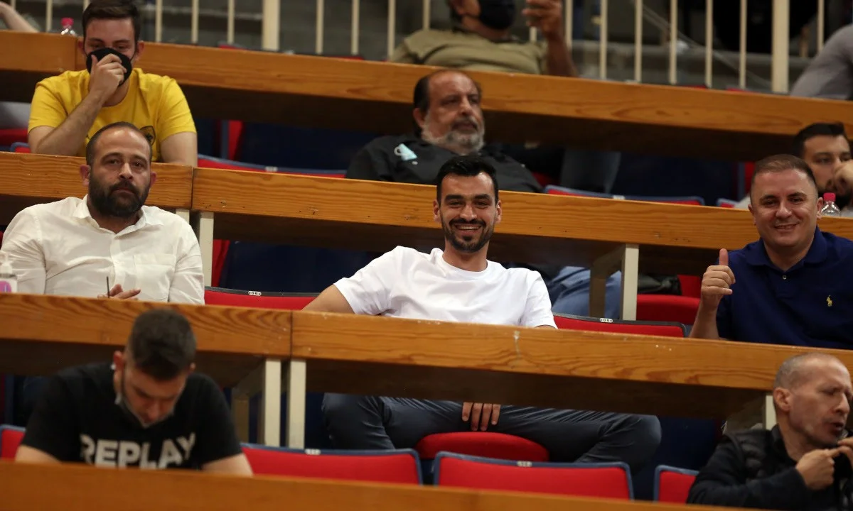 Ο Τσιντώτας με τον Σβάρνα στο ΟΑΚΑ πανηγύρισαν τη μεγάλη νίκη της μπασκετικής ΑΕΚ!