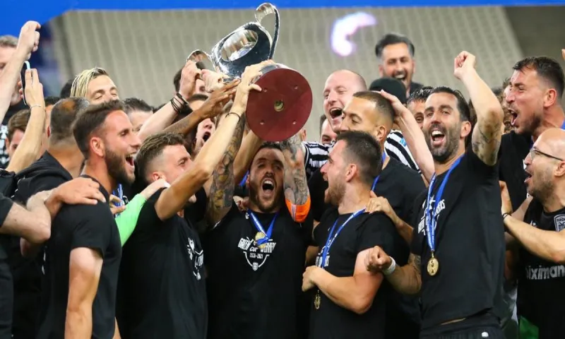 ΠΑΟΚ: «Ασπρόμαυρη» τρέλα στα αποδυτήρια με Ιβάν Σαββίδη (vid)