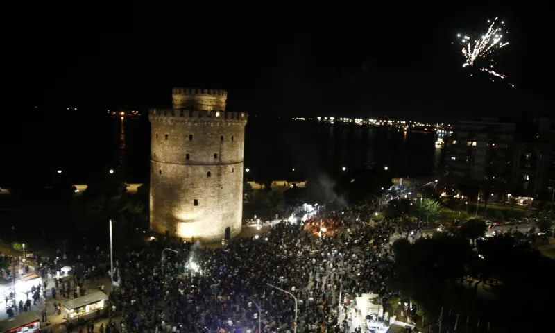 ΠΑΟΚ: «Καίγεται» ο Λευκός Πύργος - Συνεχίζει να κατεβαίνει κόσμος (Pics + vids)