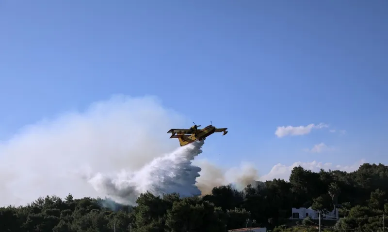 Σε ύφεση η πυρκαγιά στον Σχίνο: Σύσκεψη και αποφάσεις από Μητσοτάκη