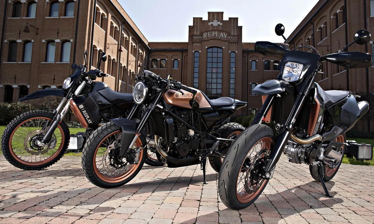 Husqvarna και REPLAY πατάνε γκάζι σε μία ανανεωμένη συνεργασία!