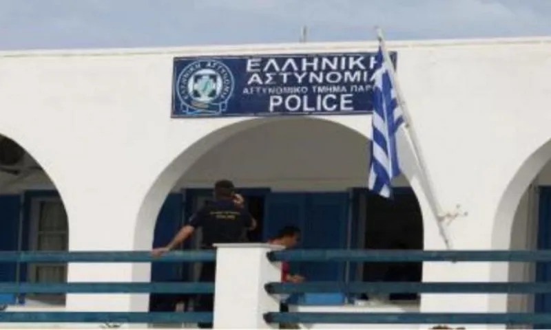 Πάρος: Σοκαριστικό βίντεο - Ρομά ξυλοκόπησαν αστυνομικούς, τους πέταγαν καρέκλες!