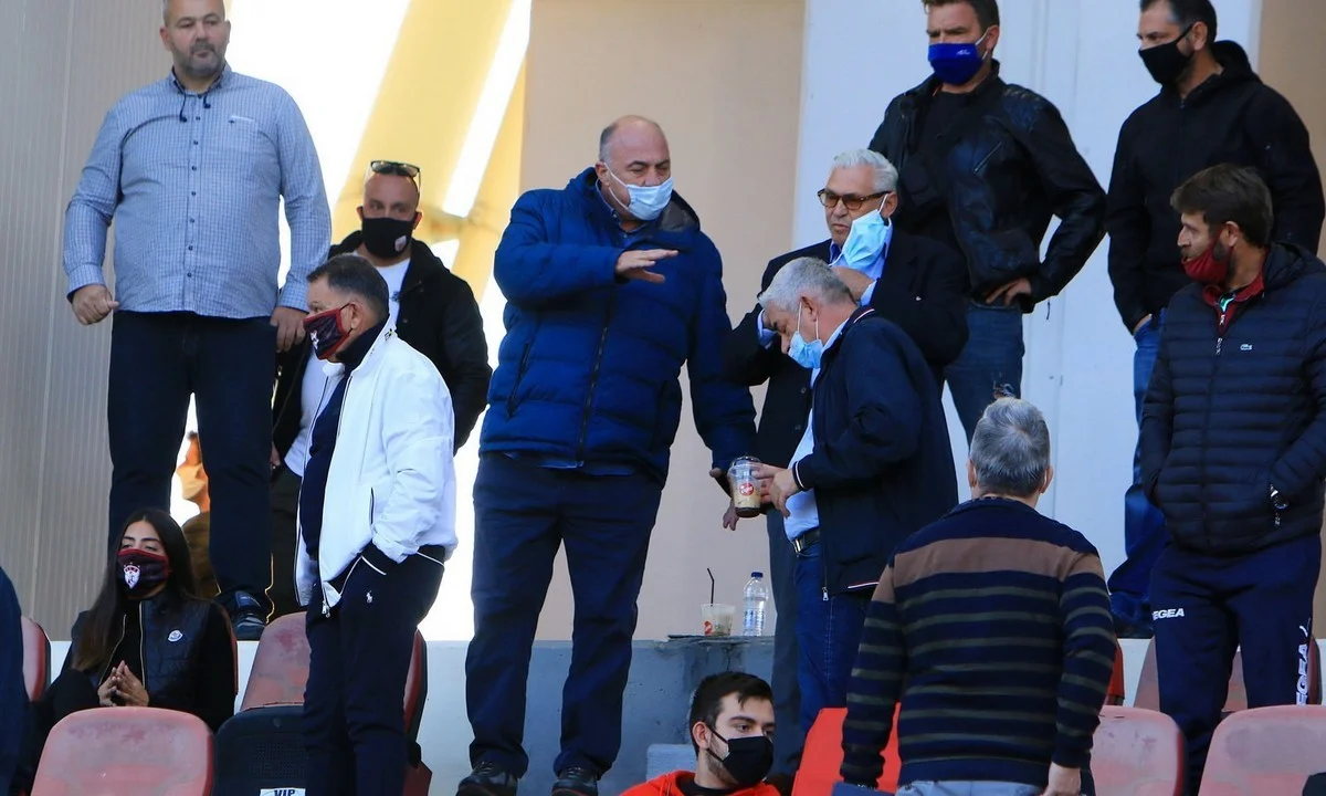 ΑΕΛ - Κούγιας: Δώρο τετράμετρη σκάλα στον Μπέο - «Για όταν σε μπουζουριάσουν» (pic)