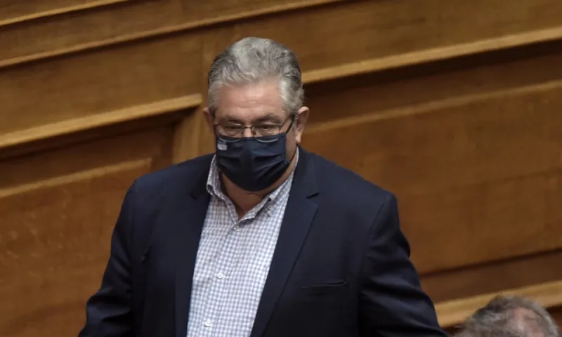 Κουτσούμπας: Περιοδεία στις αθλητικές εγκαταστάσεις του Αγ. Κοσμά