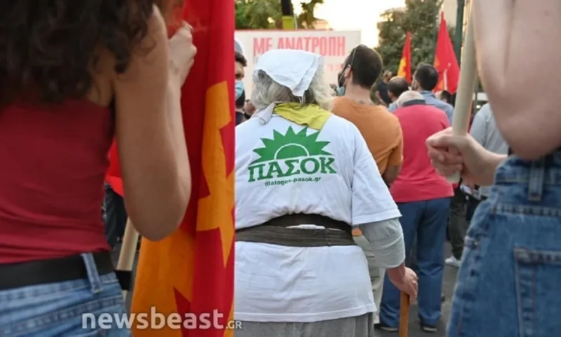 ΕΠΟΣ: Με μπλούζα ΠΑΣΟΚ σε συγκέντρωση του ΚΚΕ! (pics)