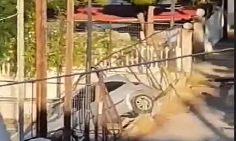 Αυτοκίνητο έπεσε σε γήπεδο μπάσκετ στην Σαλαμίνα - Δείτε το βίντεο