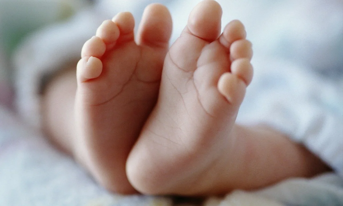 Θεσσαλονίκη: Ασύλληπτη τραγωδία με νεκρό βρέφος που έπεσε σε βόθρο