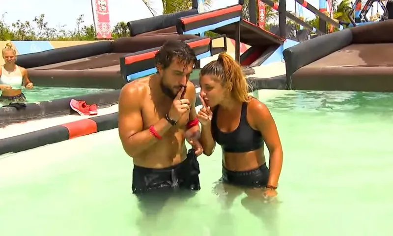 Survivor highlights 7/6: Ο Σάκης «άλωσε» την παραλία - Φίλησε τη Μαριαλένα και... έστειλε την Καρολίνα! (vids)