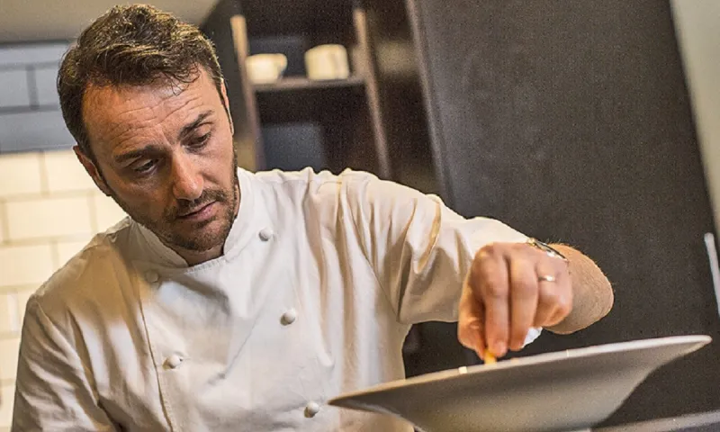 MasterChef τελικός: Τζέισον Άθερτον - Ποιος είναι ο σεφ που θα καθορίσει το νικητή!