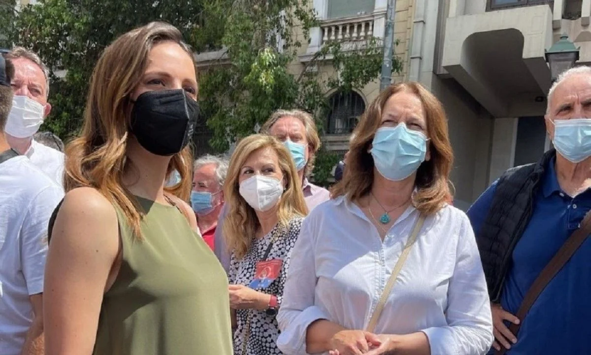 Έφη Αχτσιόγλου: Μαζί με το μωρό της στη πρώτη του πορεία! (pic)