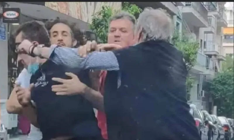 Viral αλά ελληνικά : Παππούς ρίχνει μπουνιά σε τσακωμό στο κέντρο της Αθήνας (vid)