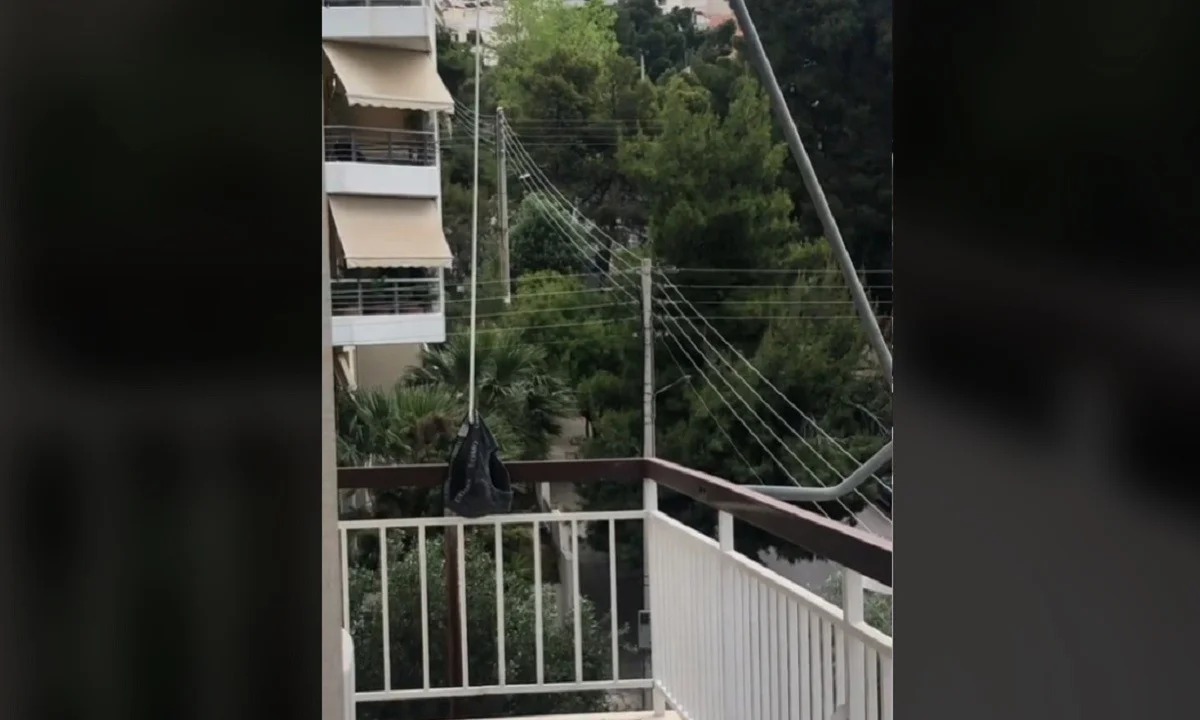 TikTok: Μόνο στην Ελλάδα: Του έπεσε το εσώρουχο στην από κάτω, δείτε τι έκανε