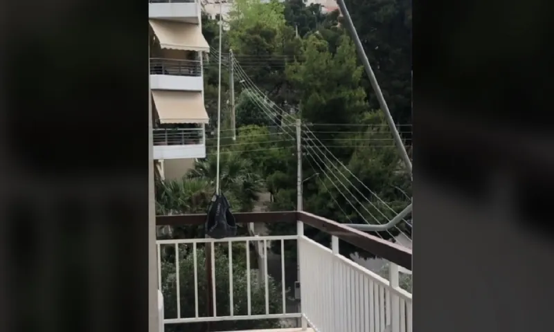 TikTok: Μόνο στην Ελλάδα: Του έπεσε το εσώρουχο στην από κάτω, δείτε τι έκανε