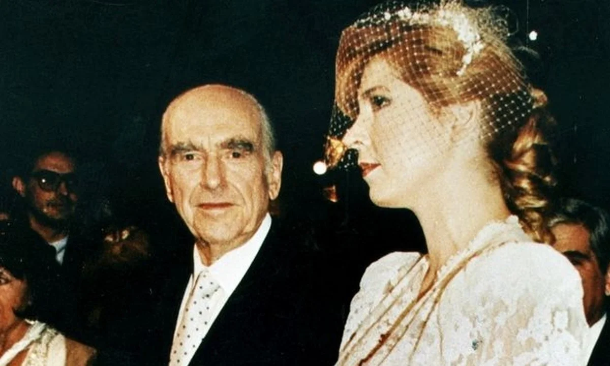 ΠΑΣΟΚ ωραία χρόνια: Στο... σφυρί μπομπονιέρα από το γάμο του Ανδρέα Παπανδρέου με τη Δήμητρα Λιάνη