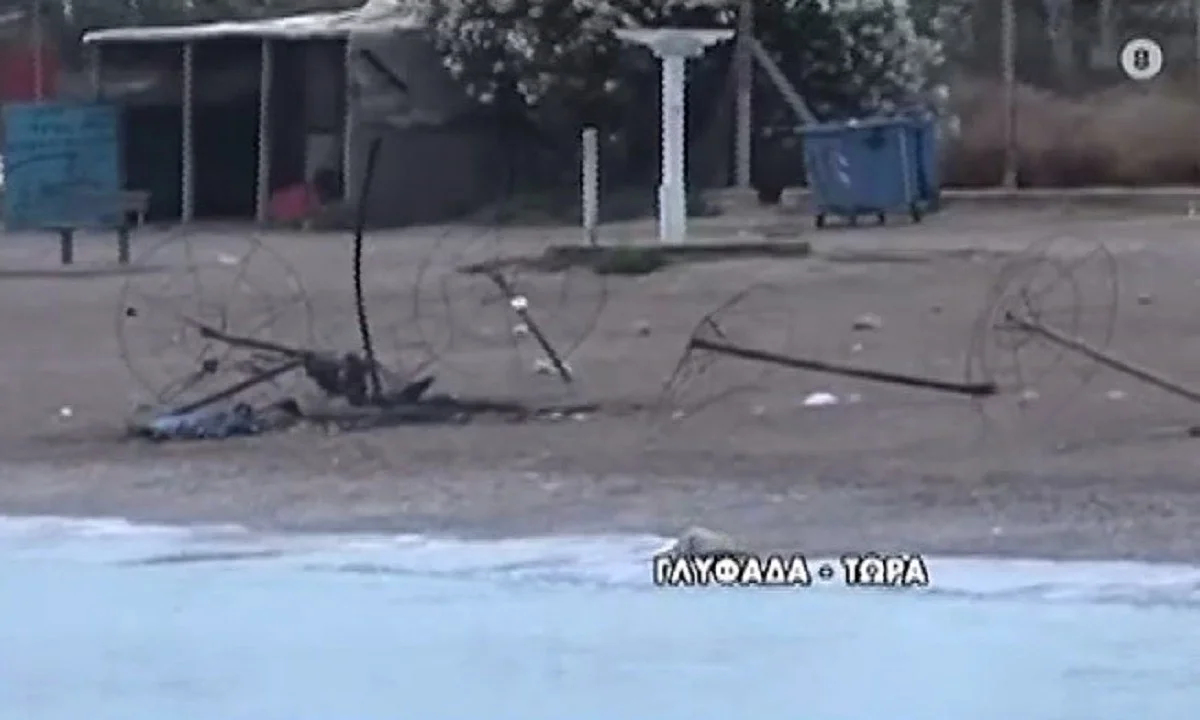 Γλυφάδα - Αμόκ: Έβαλαν φωτιά σε ομπρέλες και πέταξαν πέτρες στην Πυροσβεστική