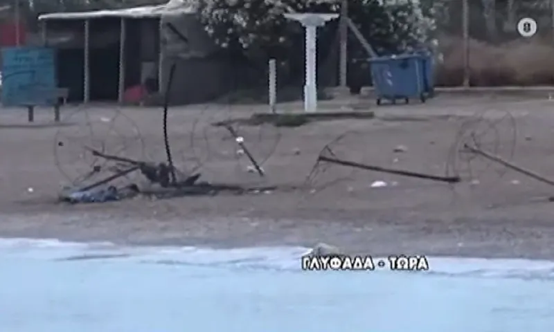 Γλυφάδα - Αμόκ: Έβαλαν φωτιά σε ομπρέλες και πέταξαν πέτρες στην Πυροσβεστική